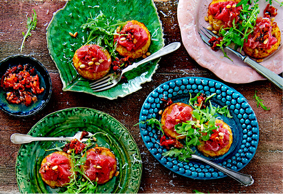 Afbeelding recept Röstirondjes met carpaccio en tomatendressing